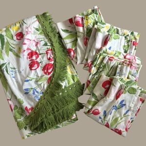 vintage 70s tulip floral bedspread and curtains